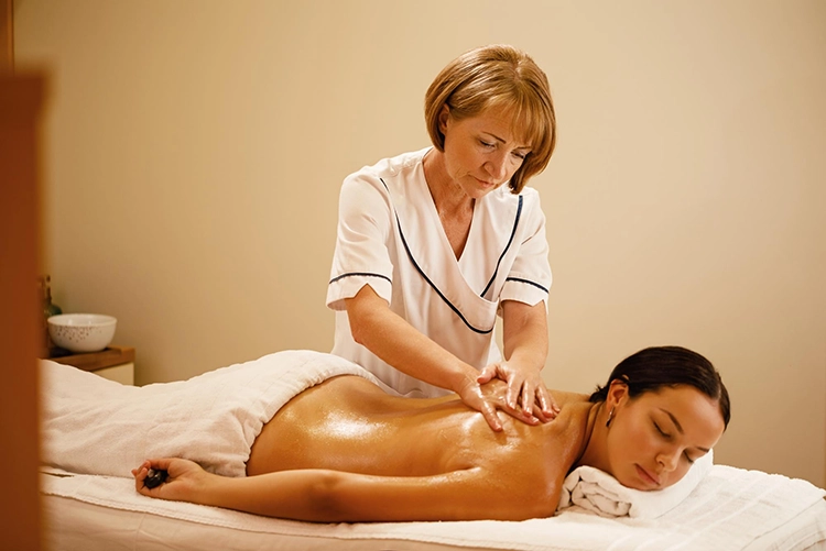 «Relájate y revitaliza tu cuerpo con nuestros masajes en Bellala Estética»