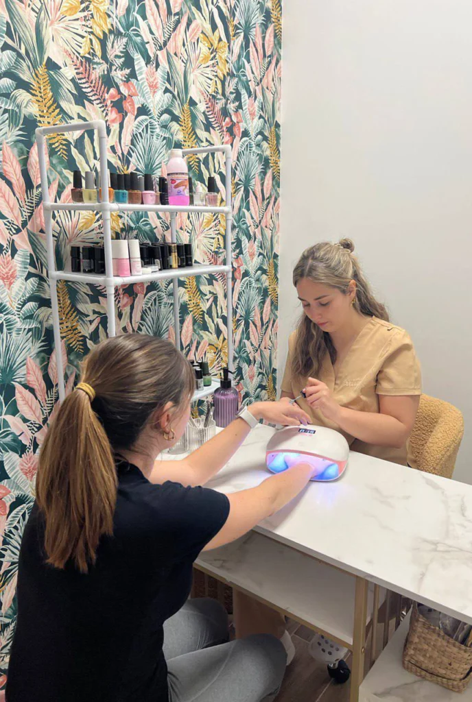 Manicura profesional en Bellala, Mojados. Uñas cuidadas, esmaltado impecable y diseño personalizado.