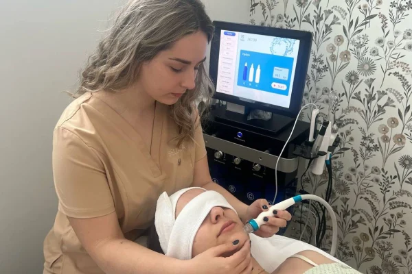 En Bellala, Mojados, disfruta de nuestro tratamiento hydrafacial con limpieza profunda para una piel purificada, hidratada y radiante.