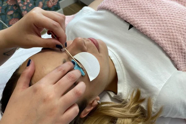 Lifting de pestañas en Bellala Mojados para realzar tu mirada con un efecto natural y duradero