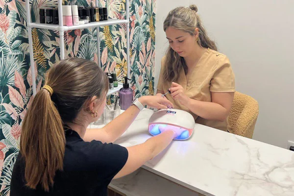 Manicura profesional en Bellala, Mojados Valladolid .Uñas cuidadas, esmaltado impecable y diseño personalizado.