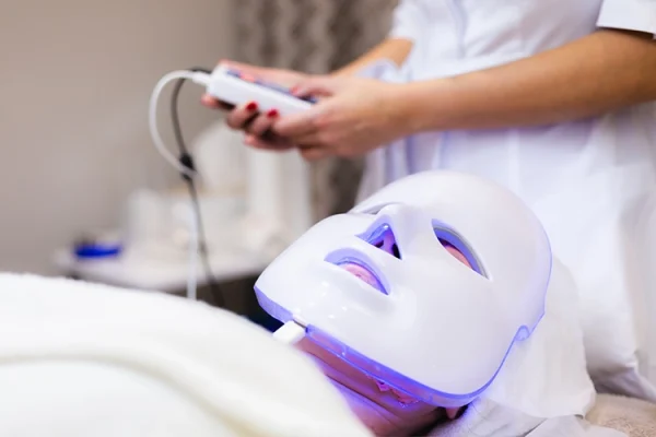 Tratamiento facial con luz LED antimanchas en Bellala, Mojados. Reduce manchas y unifica el tono de la piel.