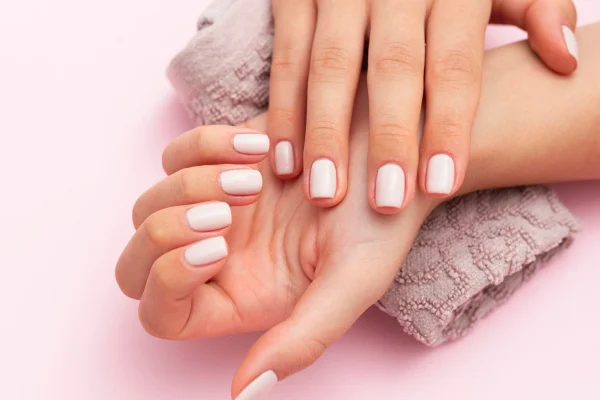 Manicura profesional realizada en Bellala, centro de estética en Valladolid, mostrando uñas perfectamente cuidadas y esmaltadas.​